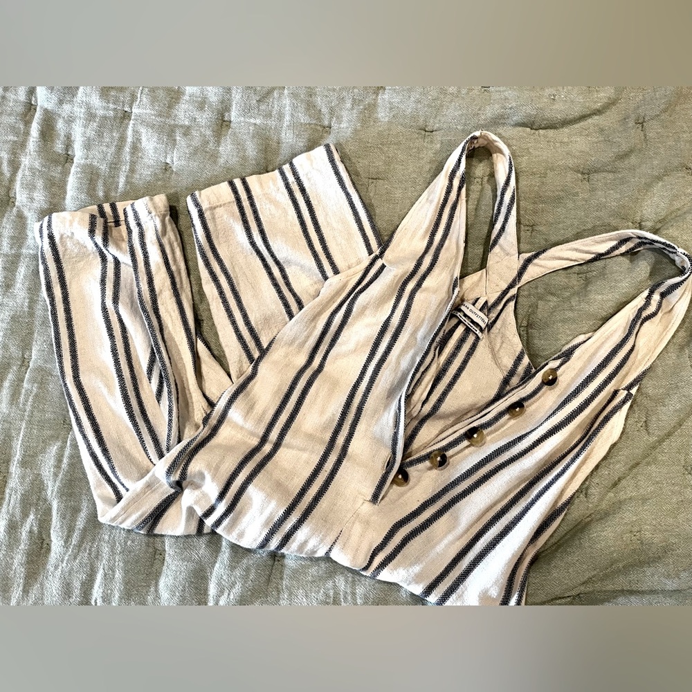 Urban Outfitters Jordan linen jumpsuit sz small